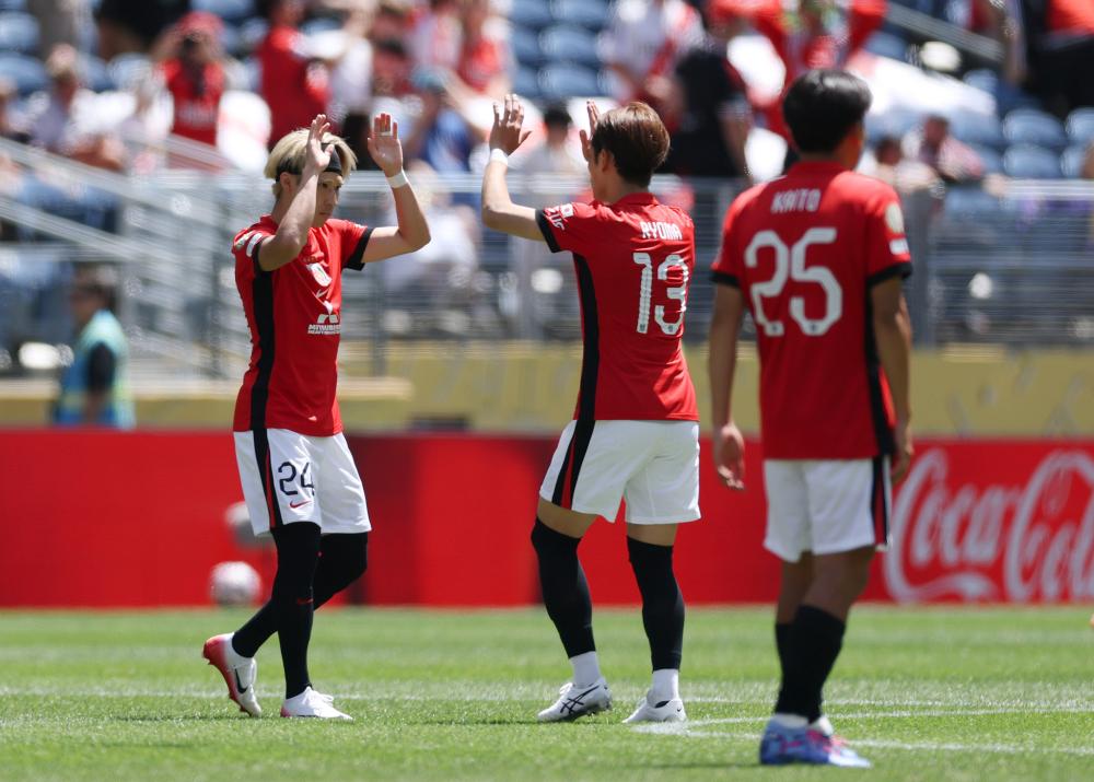 记者：阿根廷全队周四启程前往安哥拉，梅西届时将首发出战