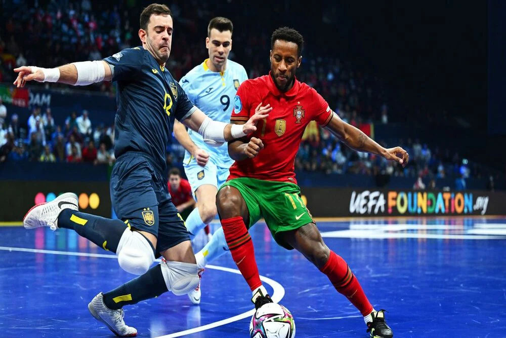 足球比赛中如何保持体能？